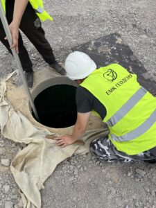 Геодезисты обследуют колодец